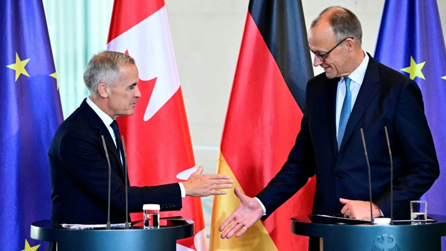 Merz (rechts) und Kanadas Premier Carney in Berlin