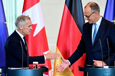 Merz (rechts) und Kanadas Premier Carney in Berlin