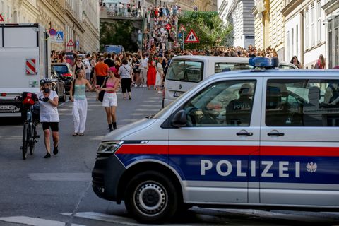 Ein Polizeiauto steht in der Nähe von versammelten "Swifties", nachdem im Sommer 2024 Konzerte abgesagt wurden aus Angst vor ein