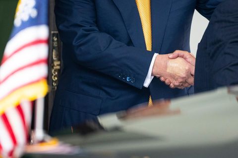 Dezente Herrenschminke: Wiederholt zeigte sich Donald Trump mit Blessuren an den Händen. Mal sind sie abgedeckt, mal nicht. Und jedes Mal ein Gegenstand öffentlicher Erregung