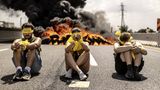 Tel Aviv, Israel. Demonstrierende erinnern an das Schicksals der israelischen Geiseln der Hamas. Mit Bannern und brennenden Reifen machen sie sich für einen Deal zur Freilassung der Geiseln stark