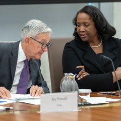 Fed-Chef Jerome Powell und Fed-Gouverneurin Lisa Cook