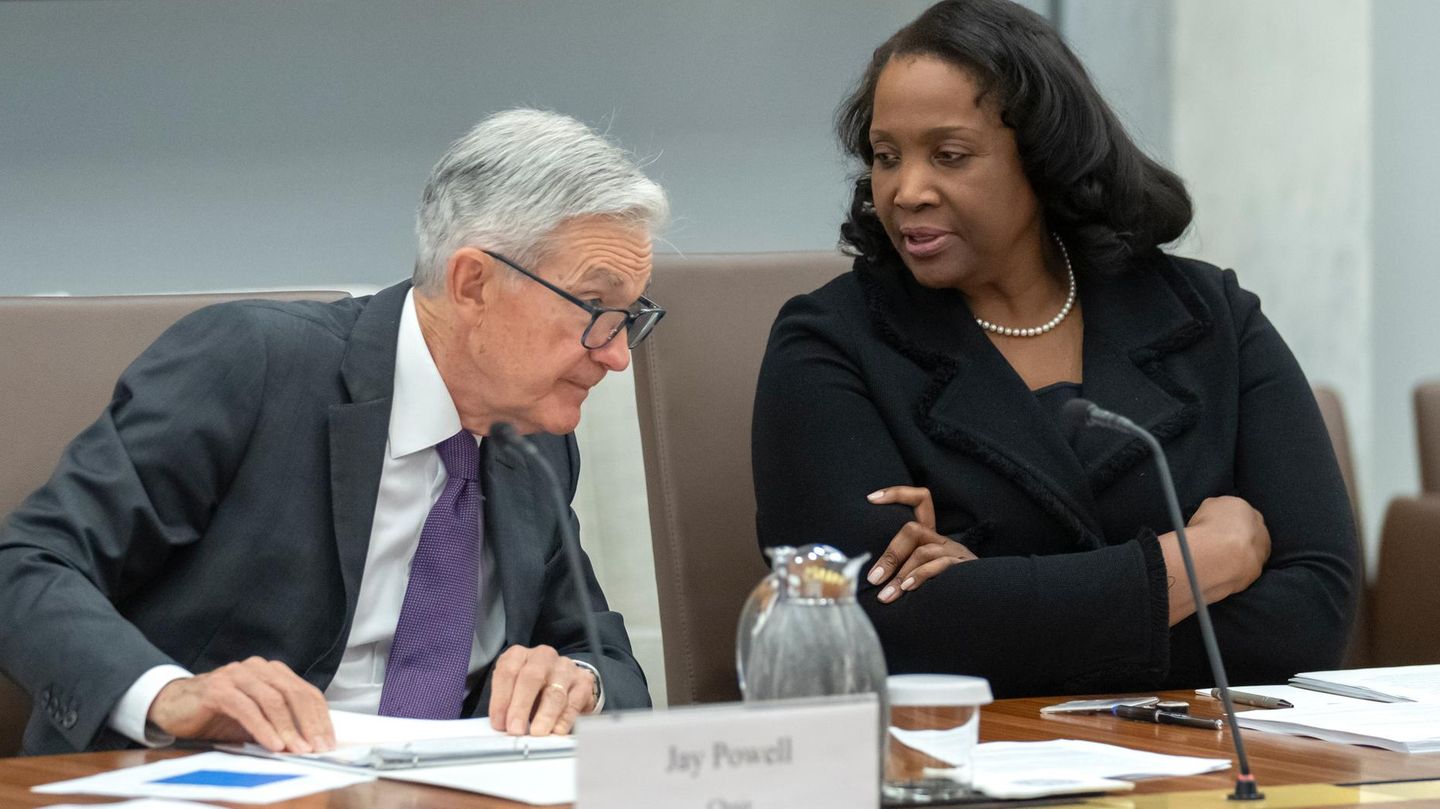 Fed-Chef Jerome Powell und Fed-Gouverneurin Lisa Cook