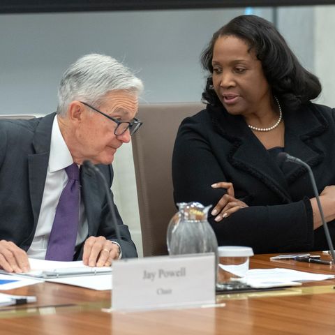 Fed-Chef Jerome Powell und Fed-Gouverneurin Lisa Cook