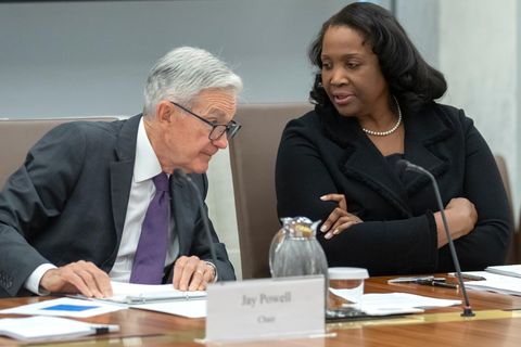 Fed-Chef Jerome Powell und Fed-Gouverneurin Lisa Cook