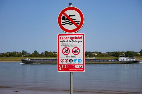Nach einer Häufung tödlicher Badeunfälle im Rhein erlassen immer mehr Städte Badeverbote für den Fluss. Foto: Christoph Reichwei
