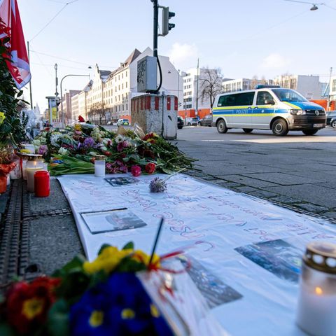 Blumen und Kerzen nahe der Stelle in München, wo ein Auto in Münceine Gruppe von Demonstranten gefahren war