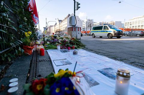 Blumen und Kerzen nahe der Stelle in München, wo ein Auto in Münceine Gruppe von Demonstranten gefahren war