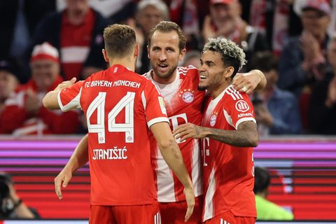 Bayern Münchens Harry Kane feiert ein Tor mit Teamkollegen