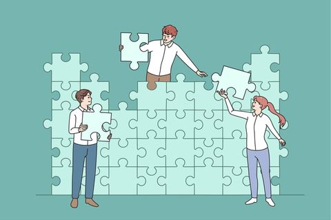 Allgemeinwissen-Quiz: Illustration, in der drei Menschen ein überdimensionales Puzzle zusammenstecken