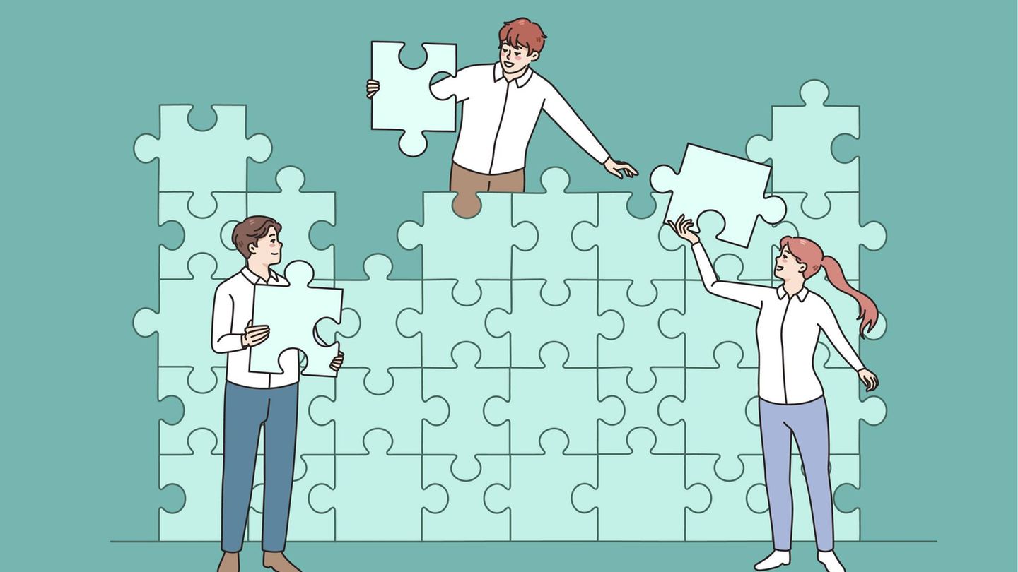 Allgemeinwissen-Quiz: Illustration, in der drei Menschen ein überdimensionales Puzzle zusammenstecken