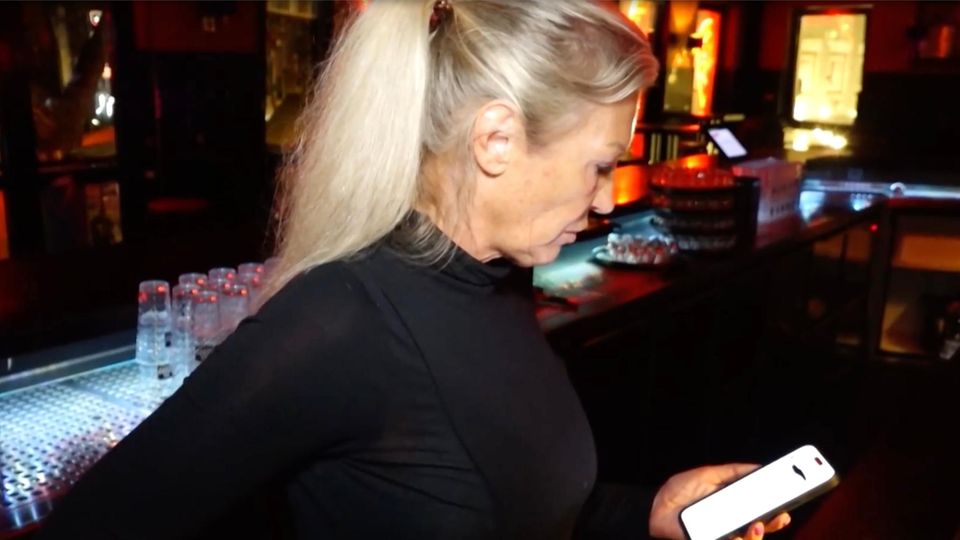 Barchefin Maren Dickers Eine blonde Frau mit Pferdeschwanz schaut auf ihr Smartphone.