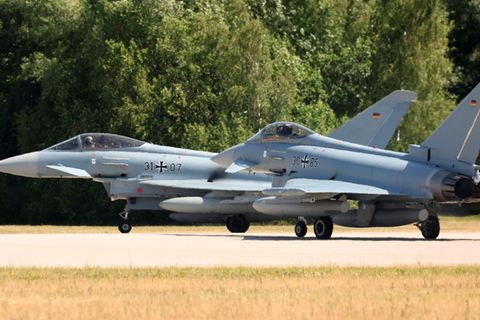 Zwei Bundeswehr-Eurofighter auf dem Flughafen Rostock-Laage. (Archivbild) Foto: Bernd Wüstneck/dpa