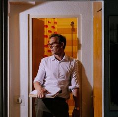 Marcel Sonnenberg in einem Türrahmen