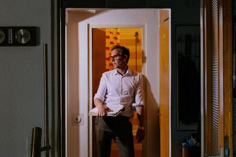 Marcel Sonnenberg in einem Türrahmen
