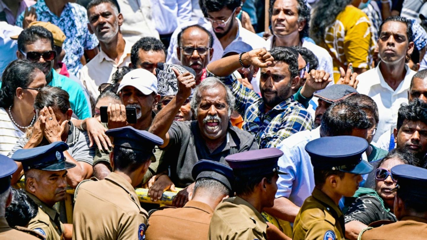 Unterstützer des früheren Präsidenten Wickremesinghe in Colombo