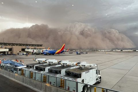 Eine Staubwand nähert sich dem Flughafen von Phoenix