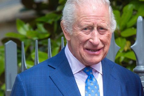 König Charles III. schläft offenbar nur in seinem eigenen Bett.