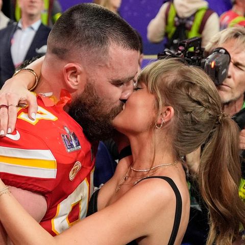 Taylor Swift (r.) und Travis Kelce
