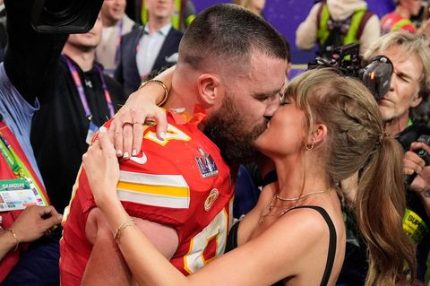 Taylor Swift (r.) und Travis Kelce