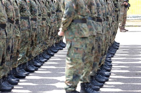 Insgesamt benötigt die Bundeswehr etwa 80.000 zusätzliche aktive Soldaten, um die Zielvorgabe der Nato von 260.000 zu erreichen