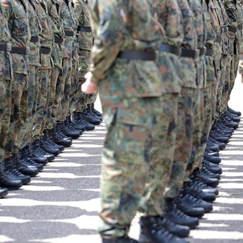 The Bundeswehr needs a total of around 80,000 additional active soldiers to achieve the goal of NATO of 260,000