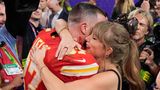 Eine innige Umarmung bekommt Kelce nach dem Super Bowl Sieg am 12. Februar 2024 über die San Francisco 49ers – vor immerhin mehr als 123 Millionen TV-Zuschauern