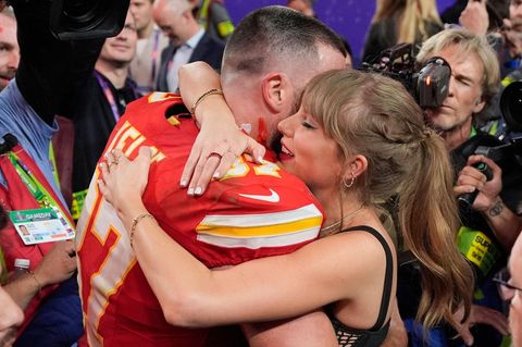Eine innige Umarmung bekommt Kelce nach dem Super Bowl Sieg am 12. Februar 2024 über die San Francisco 49ers – vor immerhin mehr als 123 Millionen TV-Zuschauern