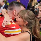 Eine innige Umarmung bekommt Kelce nach dem Super Bowl Sieg am 12. Februar 2024 über die San Francisco 49ers – vor immerhin mehr als 123 Millionen TV-Zuschauern