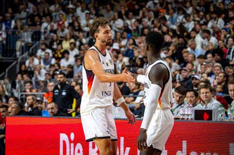 Basketball-EM: Franz Wagner und Dennis Schröder klatschen sich ab