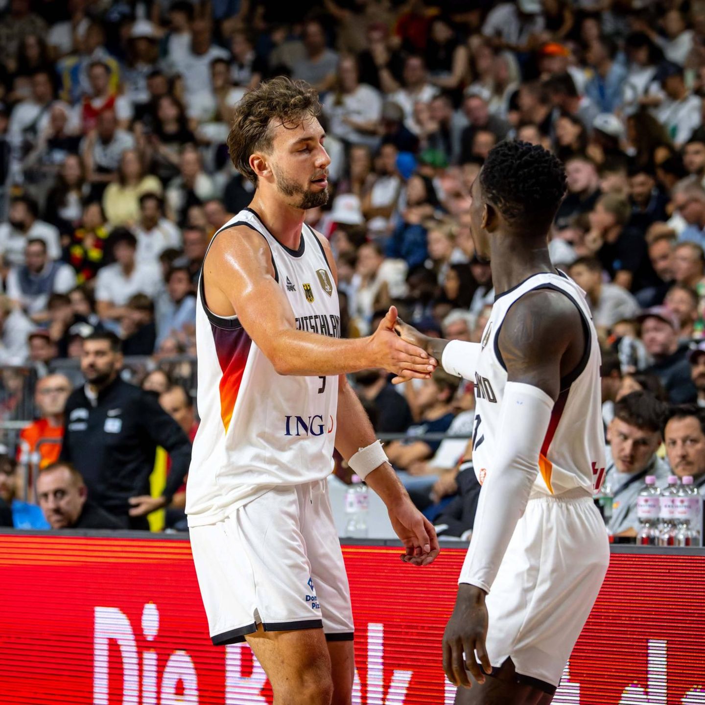 Basketball-EM: Franz Wagner und Dennis Schröder klatschen sich ab
