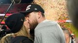 Auch den Einzug in den Super Bowl 2025 eine Woche später versüßt Taylor Swift ihrem Freund Travis Kelce im Januar 2025 mit einem innigen Kuss – der Hochzeitskuss wird sicherlich noch intensiver