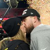 Auch den Einzug in den Super Bowl 2025 eine Woche später versüßt Taylor Swift ihrem Freund Travis Kelce im Januar 2025 mit einem innigen Kuss – der Hochzeitskuss wird sicherlich noch intensiver