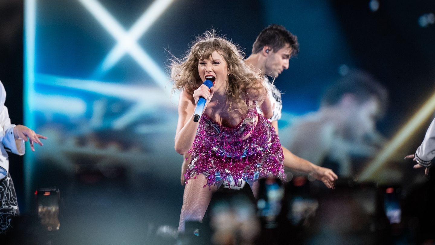 Verlobung: Besonders viel Aufmerksamkeit erhält ein Moment im November 2023, als Swift während eines Konzerts in Buenos Aires, Argentinien, den Songtext von "Karma" in eine Liebeserklärung an Kelce abändert: "Karma ist der Typ von den Chiefs, der direkt zu mir nach Hause kommt." Besonders viel Aufmerksamkeit erhält ein Moment im November 2023, als Swift während eines Konzerts in Buenos Aires, Argentinien, den Songtext von "Karma" in eine Liebeserklärung an Kelce abändert: "Karma ist der Typ von den Chiefs, der direkt zu mir nach Hause kommt."