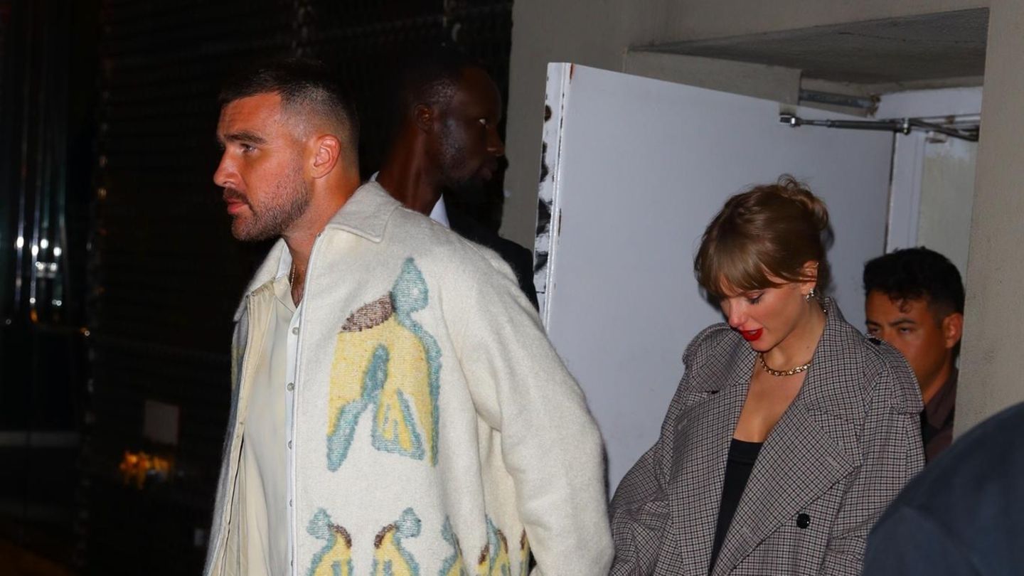 Engagement: On October 15, 2023, Travis Kelce and Taylor Swift surprise with their first public appearance: at an after party for the TV show "Saturday Night Live" in New York. In a podcast, the NFL star later revealed that he had contacted Swift in 2023 via her environment-after visiting a concert of her "Eras Tour", which had been on all records On October 15, 2023, Travis Kelce and Taylor Swift surprise with their first public appearance: at an after party for the TV show "Saturday Night Live" in New York. In a podcast, the NFL star later revealed that he had contacted Swift in 2023 via her environment-after visiting a concert of her "Eras Tour", which had been on all records