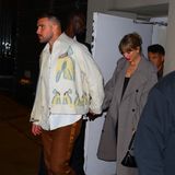 Am 15. Oktober 2023 überraschen Travis Kelce und Taylor Swift mit ihrem ersten gemeinsamen öffentlichen Auftritt: bei einer Afterparty zur TV-Show "Saturday Night Live" in New York. In einem Podcast verriet der NFL-Star später, er habe Swift 2023 über ihr Umfeld kontaktiert – nachdem er ein Konzert ihrer alle Rekorde brechenden "Eras Tour" besucht hatte