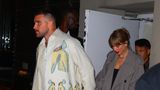 Am 15. Oktober 2023 überraschen Travis Kelce und Taylor Swift mit ihrem ersten gemeinsamen öffentlichen Auftritt: bei einer Afterparty zur TV-Show "Saturday Night Live" in New York. In einem Podcast verriet der NFL-Star später, er habe Swift 2023 über ihr Umfeld kontaktiert – nachdem er ein Konzert ihrer alle Rekorde brechenden "Eras Tour" besucht hatte