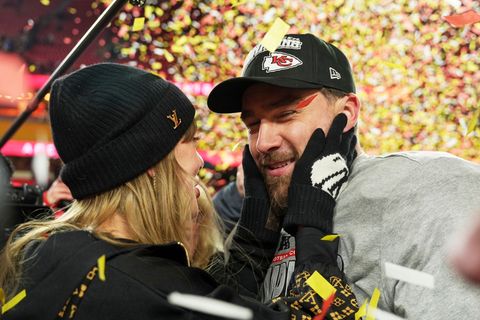 Taylor Swift und Travis Kelce haben sich verlobt. (Archivbild) Foto: Charlie Riedel/AP/dpa