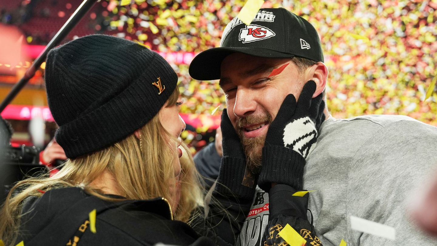 Engagement: Taylor and Travis – the wedding of the century?
