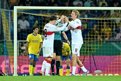 Nick Woltemade bejubelt im DFB-Pokal sein Tor für den VfB Stuttgart