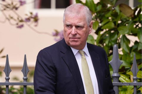 Beim Gottesdienst mit der Familie, wie hier in Sandringham im Mai, ist Prinz Andrew noch gelitten. Der Epstein-Skandal kostete ihn fast all seine offiziellen Titel und Ämter 
