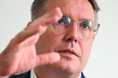 Der Regierungschef stellt den Nachtragshaushalt 2025/26 vor. (Archivbild) Foto: Arne Dedert/dpa
