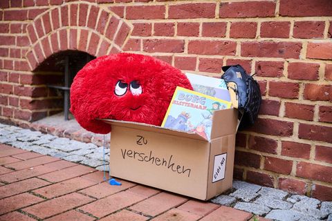 Kuscheltiere und Bücher landen gelegentlich in Verschenk-Boxen auf dem Gehweg. (Symbolbild) Foto: Annette Riedl/dpa