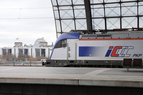 Eine Bahn startet vom Berliner Hauptbahnhof nach Polen