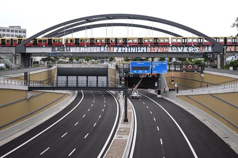 Ab Mittwoch sollen auf dem 16. Bauabschnitt der A100 zwischen Neukölln und Treptow die ersten Autos rollen. Foto: Britta Pederse