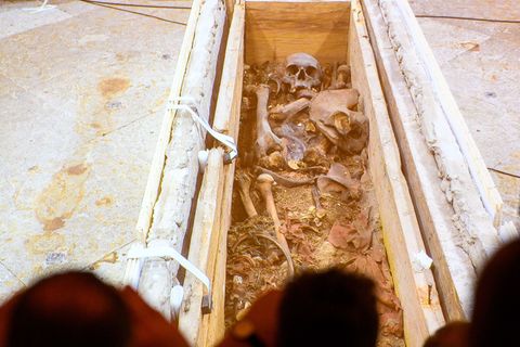 Für das stark beschädigte Grabmal des ersten Kaisers des Heiligen Römischen Reichs, Otto des Großen, ist ein Ersatz für den hölz