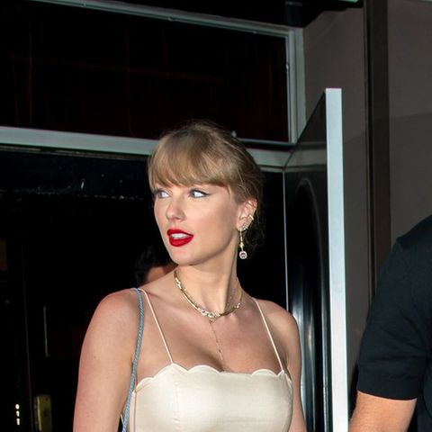 Taylor Swift und Travis Kelce haben ihre Verlobung verkündet.