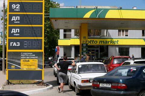 Treibstoffmangel in Russland führt zu kilometerlangen Staus vor Tankstellen