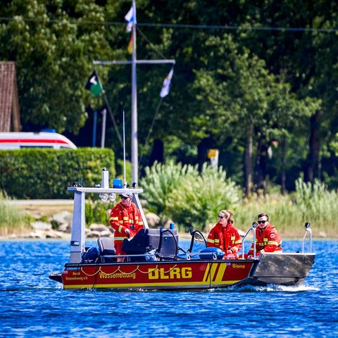 Schwimmen: DLRG-Rettungsboot auf dem Wasser