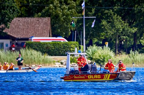Schwimmen: DLRG-Rettungsboot auf dem Wasser